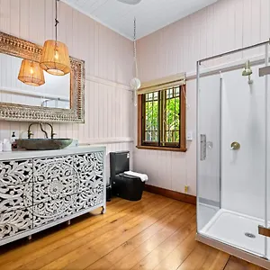 toowong-stunning-sweet-3br-family-house.queenslandhotels.net/